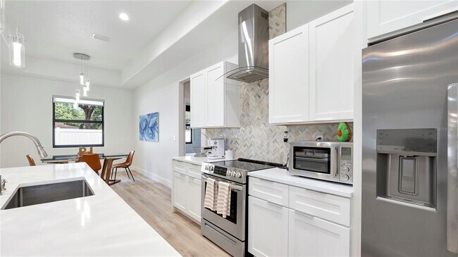 Building Photo - 306 E Clay Ave