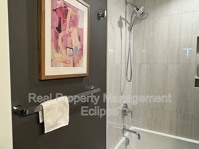 Building Photo - 2528 27th Ave W