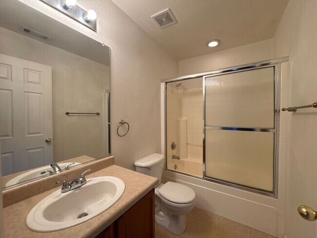 Building Photo - 3 Bed 2 Bath Home w/ Beautiful Backyard - ...