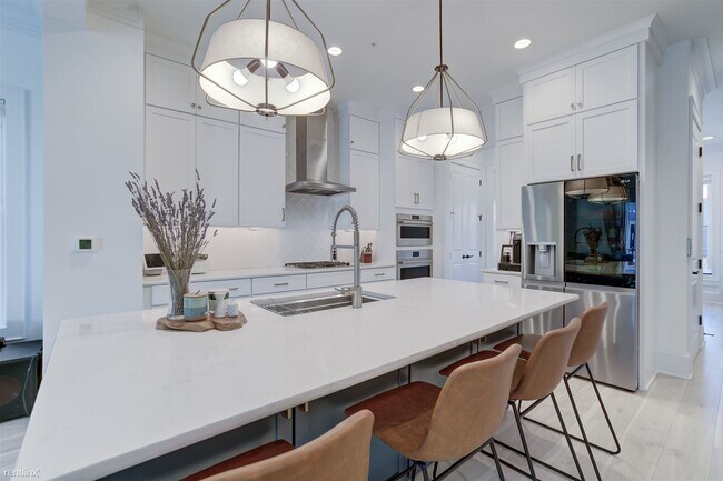 Building Photo - 5 br, 4.5 bath Townhome - 342 Purbrook Ln