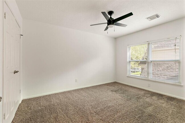 Building Photo - 304 E Golden Arrow Cir