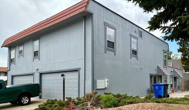 Building Photo - Spacious 2 bed 1.5 Bath Apartment with 1 Garage Space
