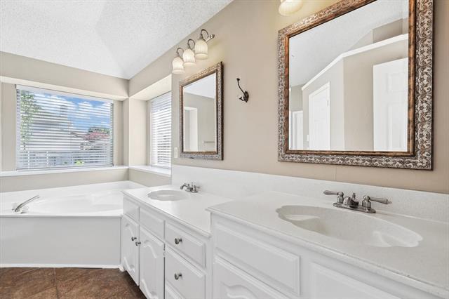 Building Photo - 4812 Highlands Dr