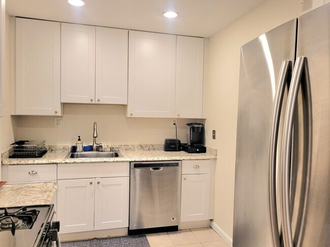 Building Photo - 2028 Pimmit Dr