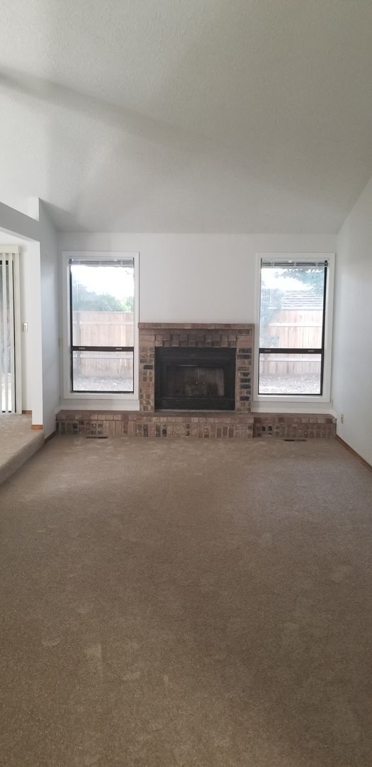 Building Photo - 3 BEDROOM CLOSE TO TIGARD HIGH SCHOOL