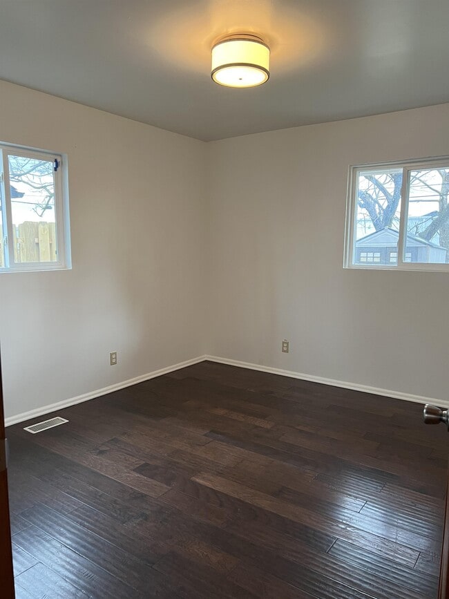 Building Photo - 3631 Decamp Dr