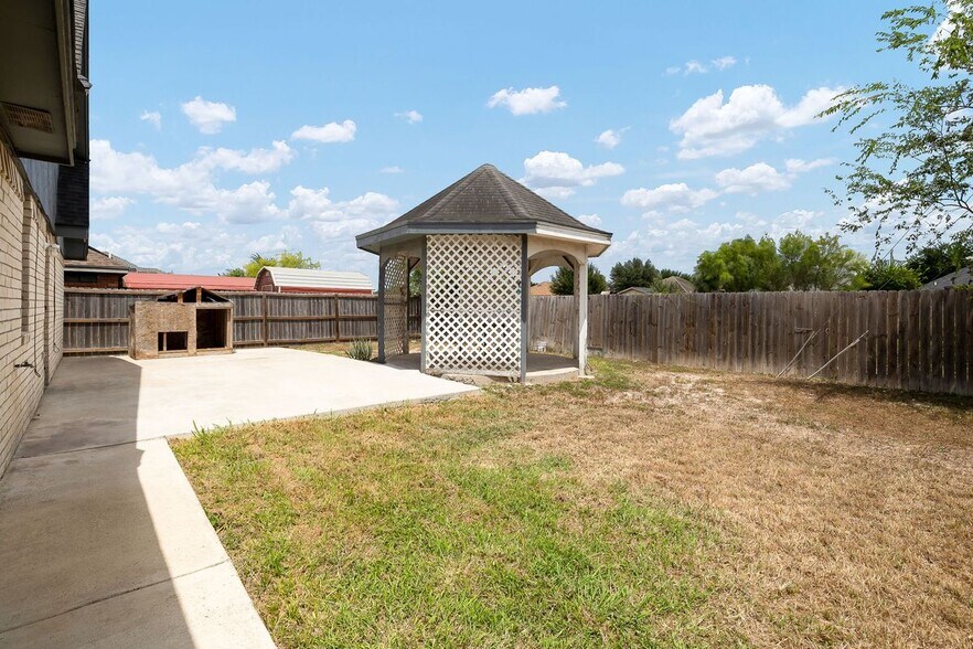 Building Photo - 1005 N Sabinas St