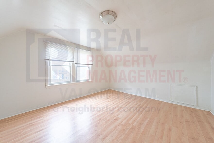 Building Photo - Inviting 3 Bed 1 Bath Single Family Home