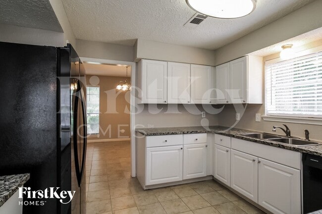 Building Photo - 24106 Creekview Dr