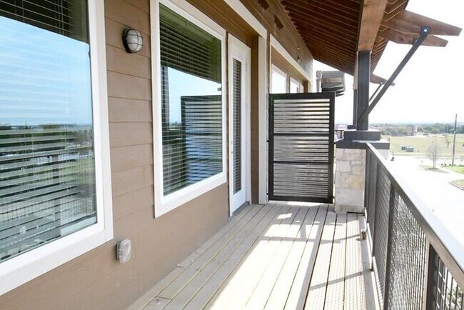 Building Photo - 4216 Sloane St