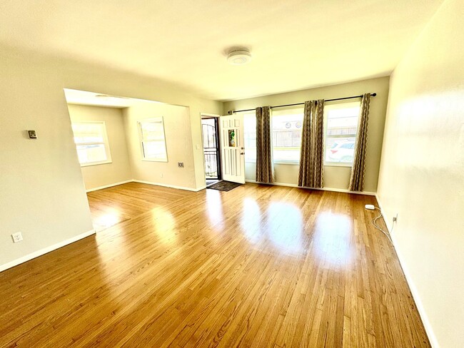 Building Photo - Charming 3 bedroom, 2 bath completely remo...