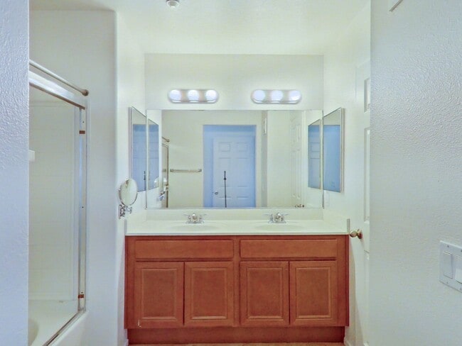 Building Photo - Spacious 3-Bedroom Home in Prime San Diego Location