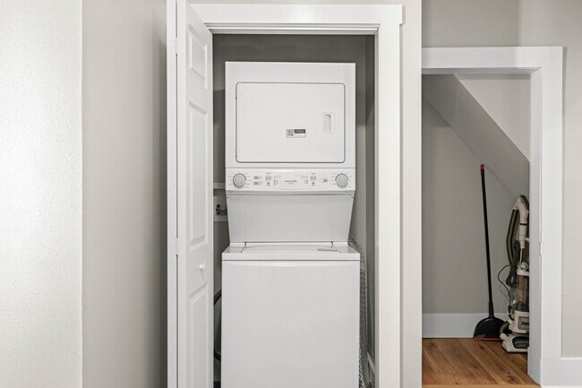 Building Photo - 639 Maple St