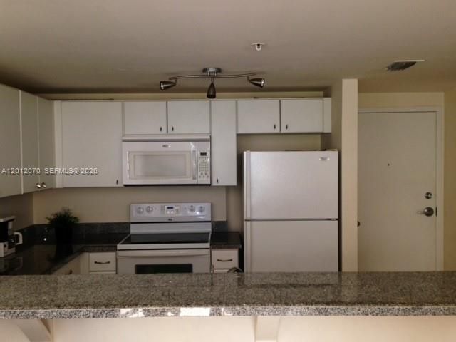 Building Photo - 2740 SW 28th Terrace
