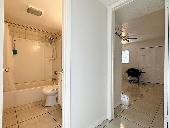 Building Photo - "Cozy 1-Bedroom Gem with Elegant Hardwood ...