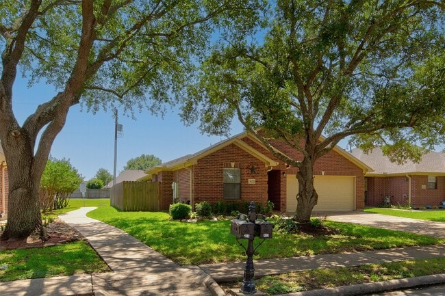 Building Photo - 402 Live Oak Ln