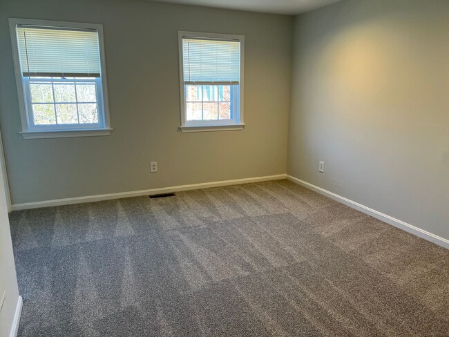 Building Photo - Well Appointed  and Updated Townhome in Downtown Bethesda