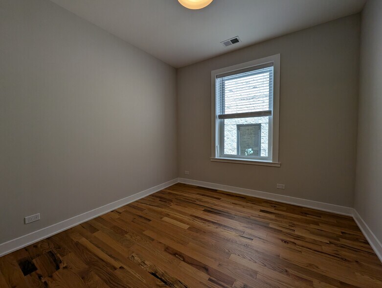 Building Photo - 650 W Wrightwood Ave