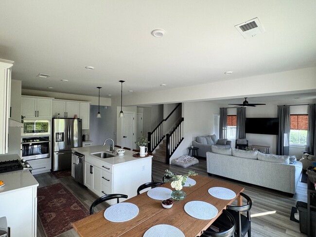 Building Photo - 107 Tonkawa Way