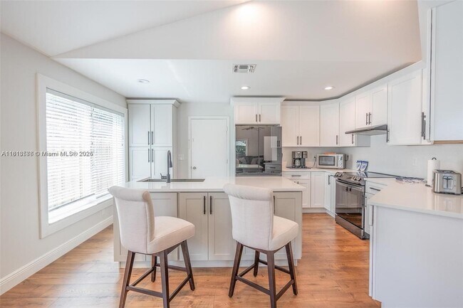 Building Photo - 2675 Oak Park Cir