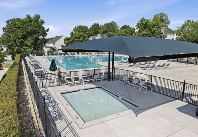 Building Photo - Townhome in Desirable Hedingham Community