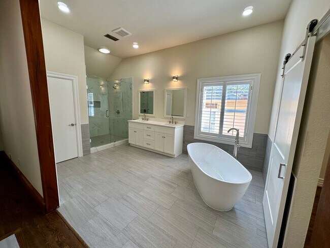 Building Photo - Wonderful newly updated home for rent in t...