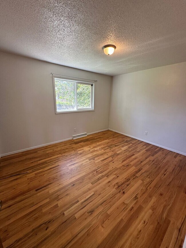 Building Photo - 3 BEDROOM, PLUS 2 BONUS ROOMS, 3 BATHROOM ...