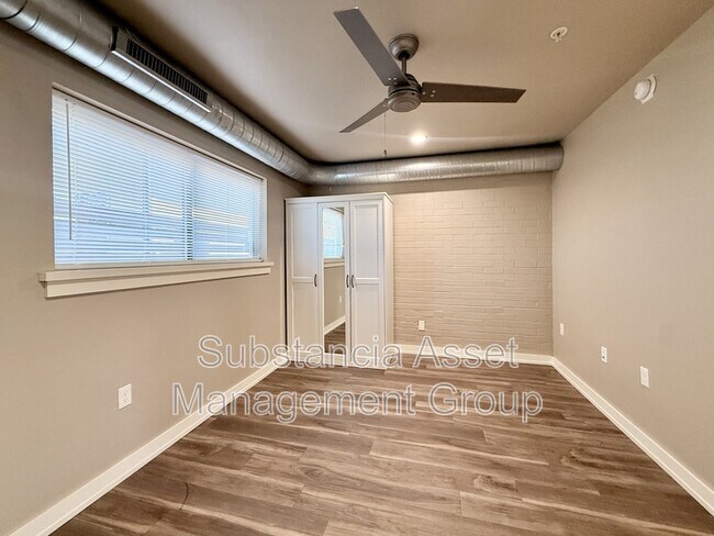 Building Photo - 2000 N Blackwelder Ave