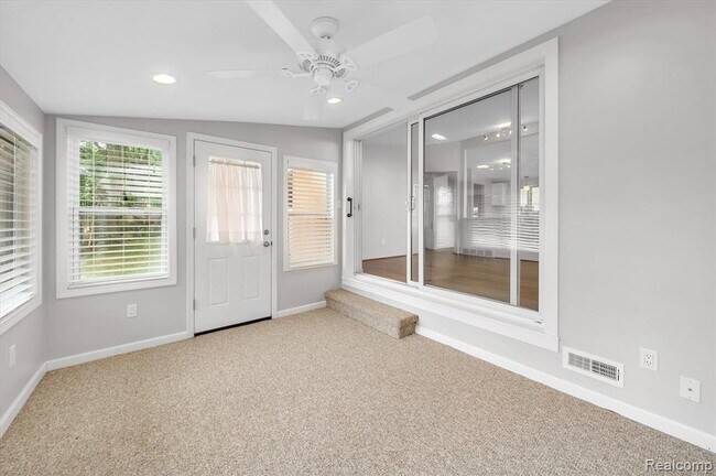 Building Photo - 229 Redwood Dr