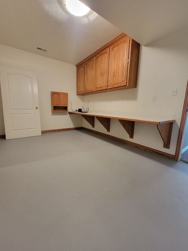 Building Photo - Beautiful, Custom Home in Comore Loma on 2 Acre Lot!  4 Beds, 3 Baths by Real Property Management