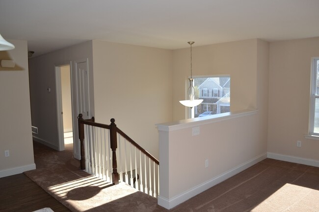 Building Photo - Beautiful Bi-level  Home w/ 2 car Garage and Central AC. One Pet OK!