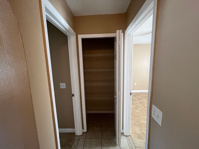 Building Photo - 204 Canterbury Ct