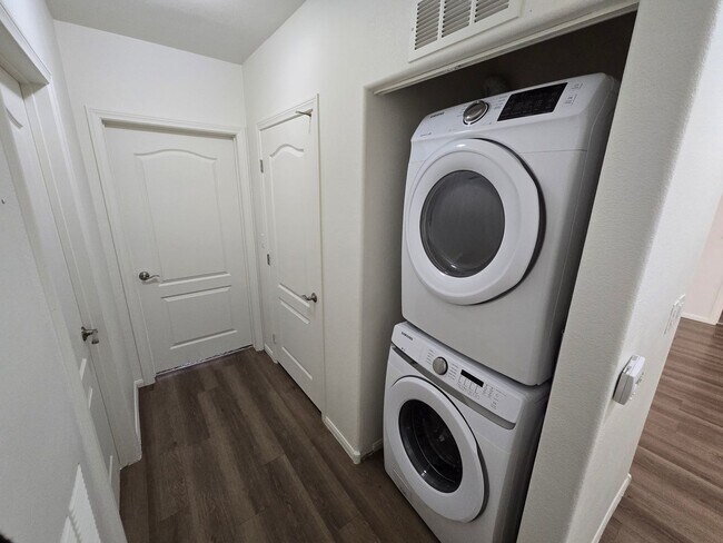 Building Photo - Spacious 3 bedroom 2 bath upgraded condo