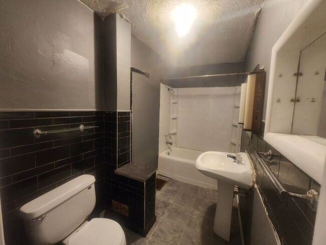 Building Photo - 2 Bedroom 1 Bath on the Northside