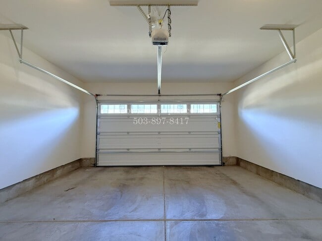 Building Photo - 6527 SE Genrosa St