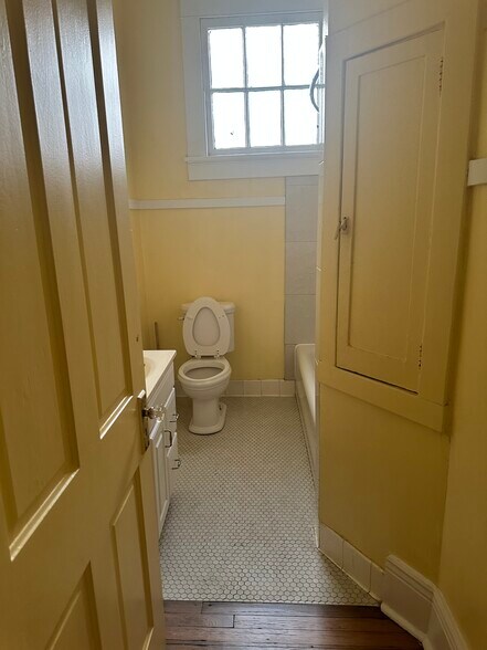 Shared bath with beds 1 & 2 with shower/tub - 7800 Jeannette St
