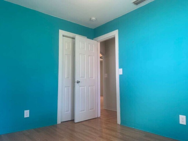 Building Photo - Charming 2 Bedroom 1 Bath in Central Gulfport
