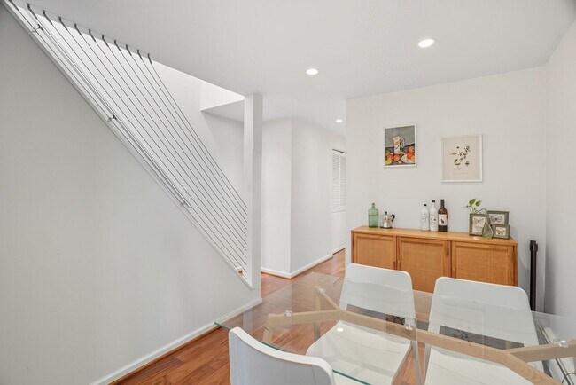 Building Photo - 278 Monmouth St
