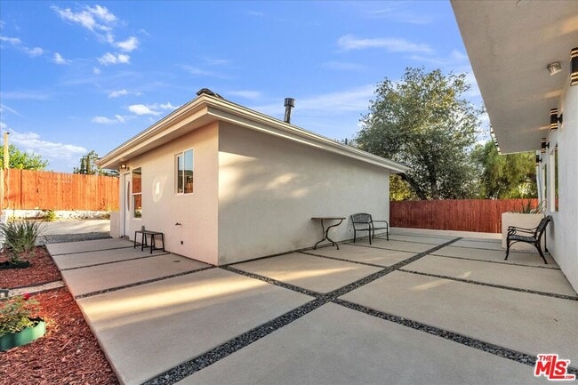 Building Photo - 10349 Hillhaven Ave