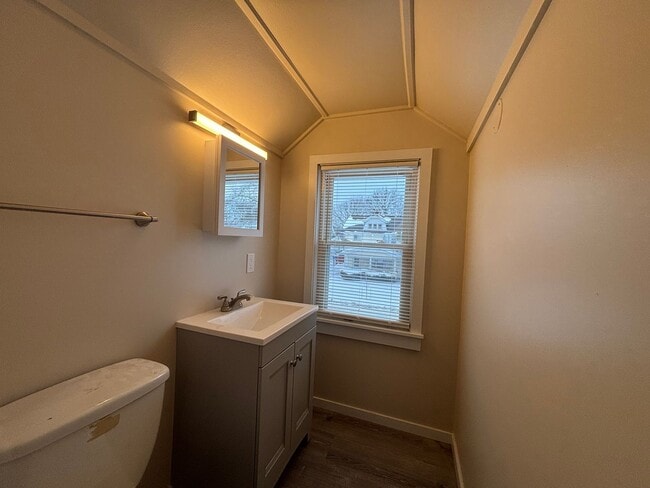 Building Photo - 3 Bedroom 1.5 Bath House - Parking/Laundry Hook-Ups!