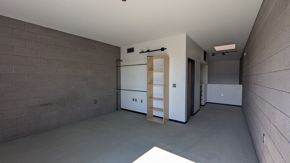 Building Photo - 525 E Willetta St