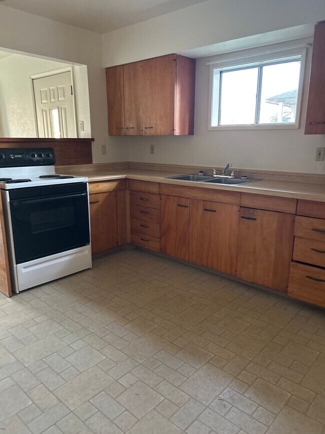 Building Photo - Cute 2 bedroom house