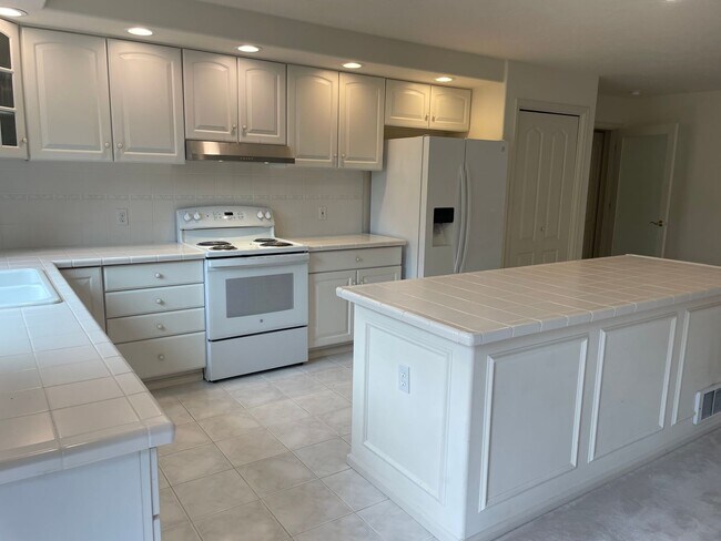 Building Photo - Single Level Useless Bay Home with Bonus Room!