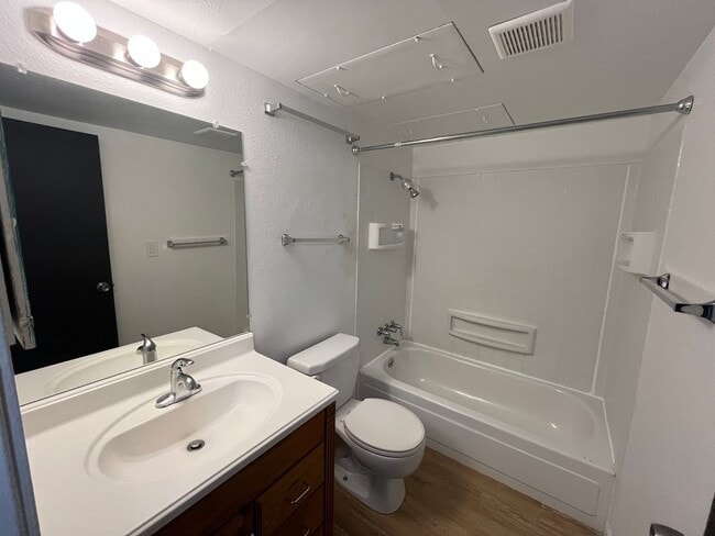 Building Photo - Charming One-Bedroom Condo with Southern E...