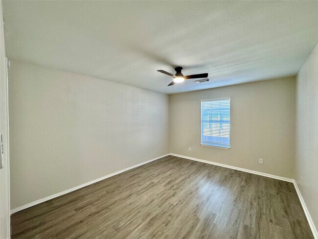 Building Photo - 303 Enid St