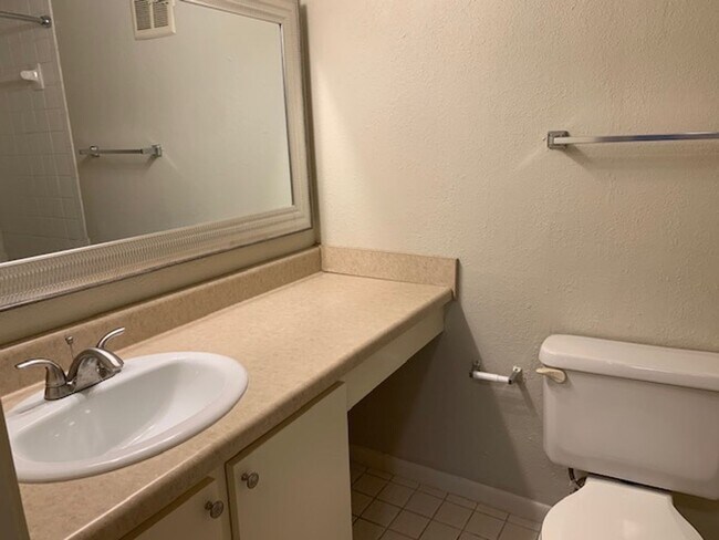 Building Photo - Second Floor 2BD/2BA Condo in Whispering Oaks!