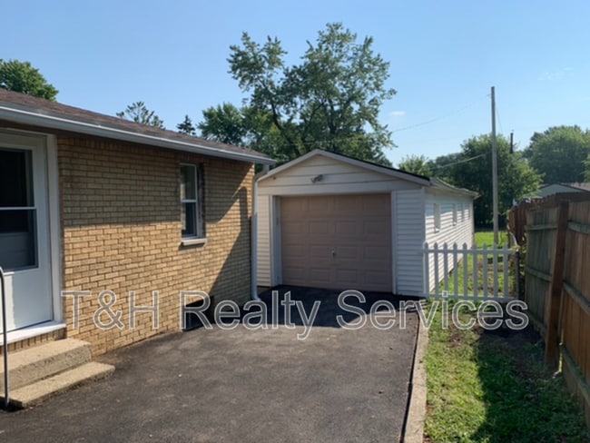 Building Photo - 445 N Eaton Ave