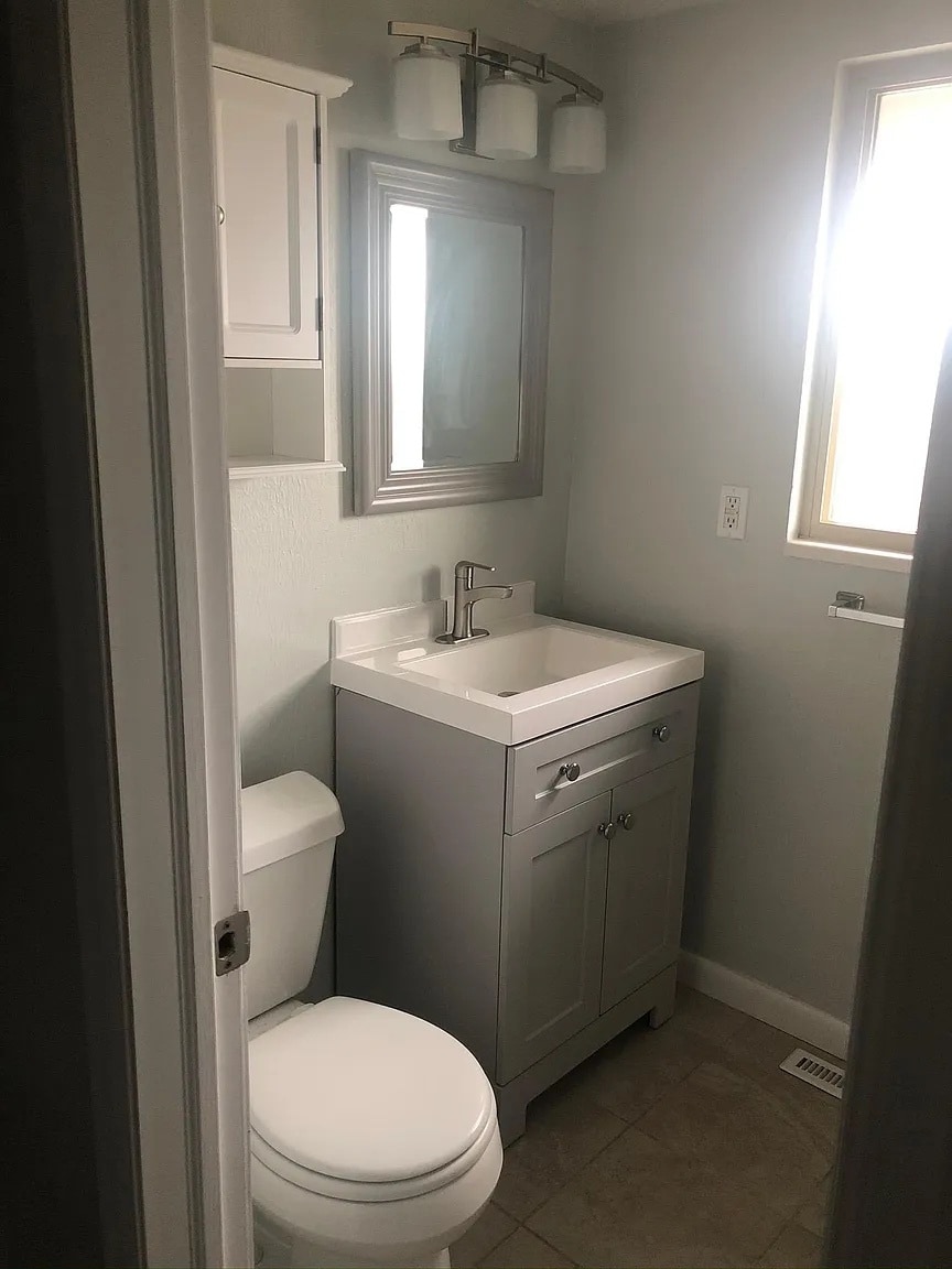 Primary bathroom - 594 Ingalls St