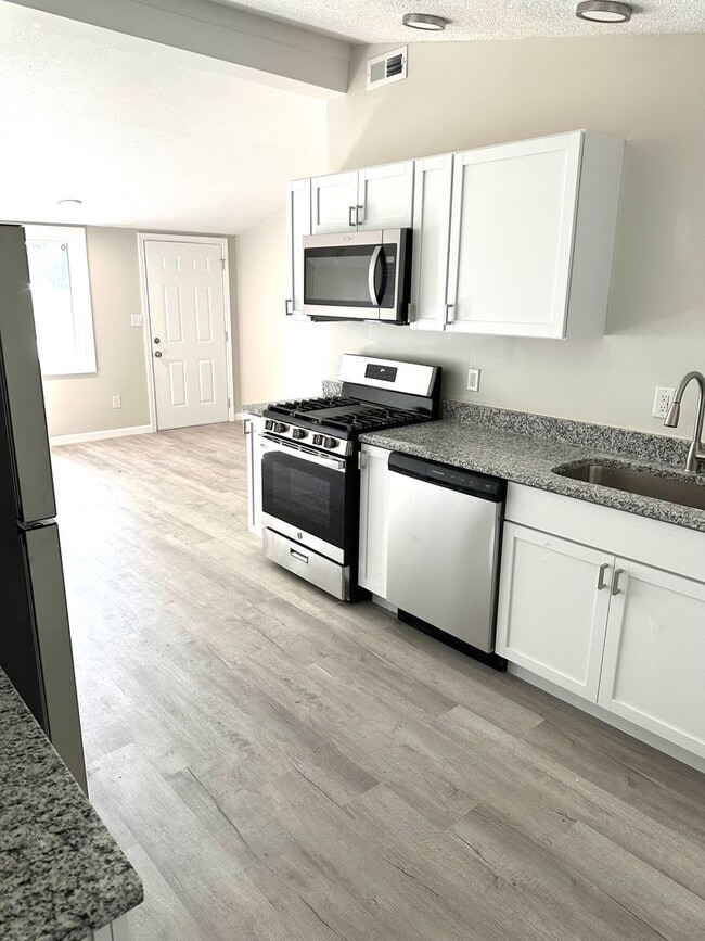 Building Photo - Charming Completely Remodeled Ranch