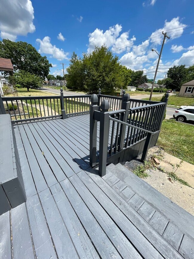 Building Photo - Updated 2 Bedroom, 1 1/2 Bath Home With Fe...